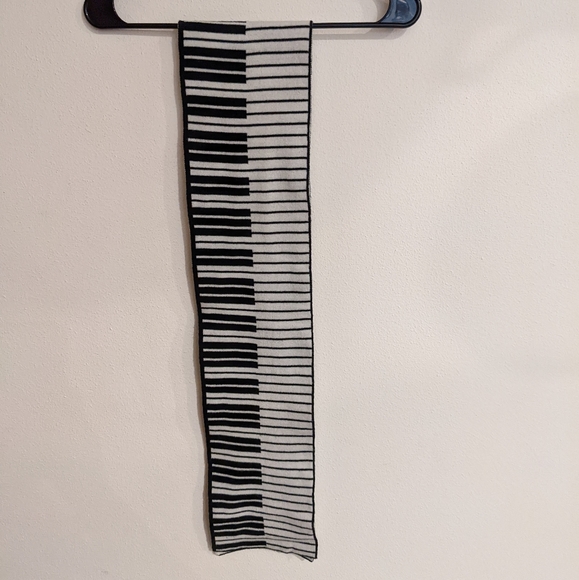 Hot Topic Accessories - Hot Topic Piano Scarf in Black and White
